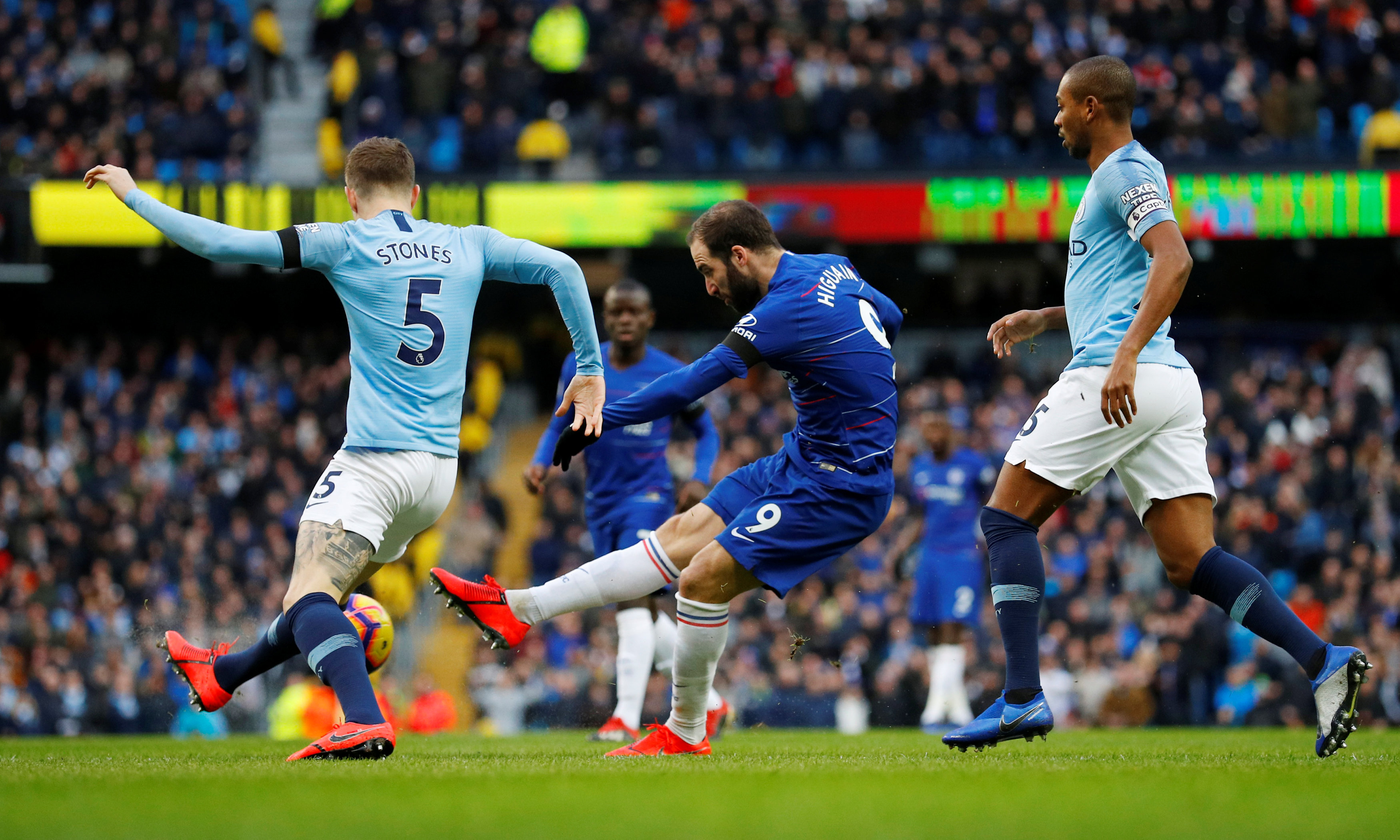 邮报：明年世界杯上下半场中段设强制补水时间，每次三分钟（邮报：明年世界杯每半场中段将设3分钟强制补水暂停）