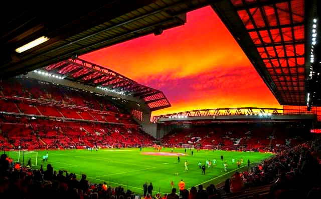 曼联冲击欧冠资格压力巨大（曼联争夺欧冠席位压力山大）