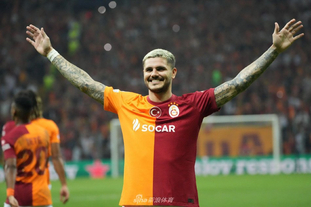 记者：穆斯卡特并不是被“气”走了，他是抽空去上了个厕所（记者：穆斯卡特并非拂袖离场，只是中途去上厕所）