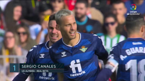 毛彪附体！四川一高校辅导员单刀面对大空门滑倒滚进球网（离谱一幕：四川高校辅导员单刀空门前滑倒，翻滚进球网）