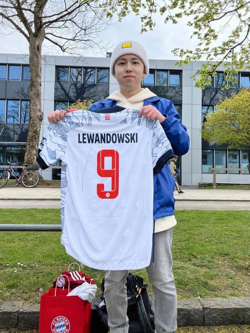 孔帕尼谈乌尔比希：他从诺伊尔身上学到了很多，正在稳步成长（孔帕尼：乌尔比希从诺伊尔身上获益良多，正稳步提升）