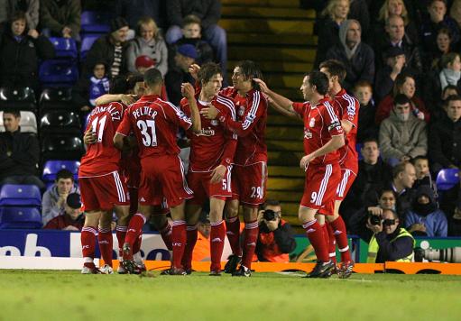 他今天像一位艺术家（他今日尽显艺术家风范）