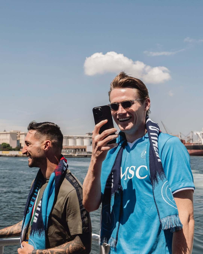 姆巴佩手指骨折不下火线！皇马精神传承者誓死一战 伯纳乌球迷爆发不满（姆巴佩带伤不下火线：皇马意志接班人誓拼到底，伯纳乌不满声四起）