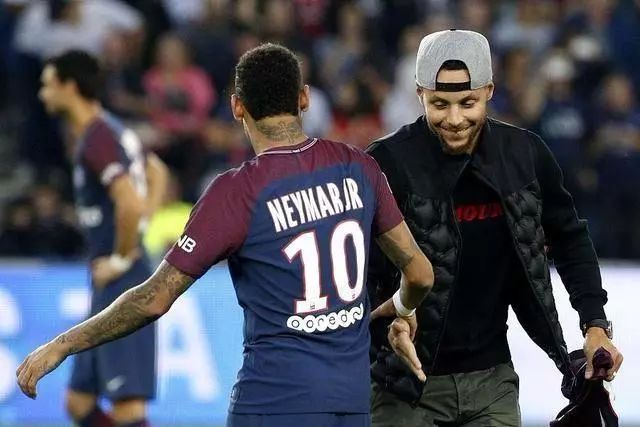 C罗进入国家队后葡萄牙12届大赛全勤，此前总共仅参加6届大赛（C罗入队后葡萄牙12届大赛无缺席，此前历史仅6次参赛）